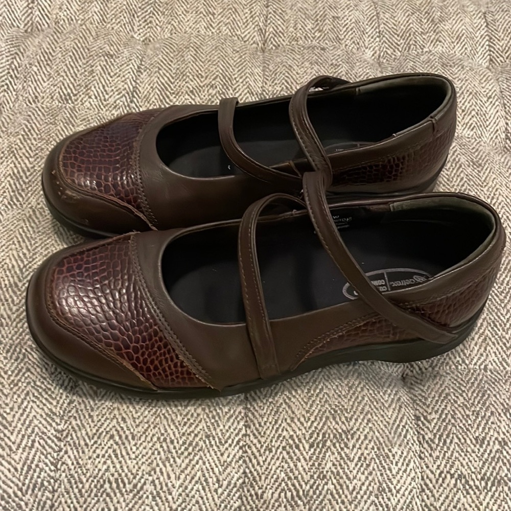 Aetrex size 7.5 Wide